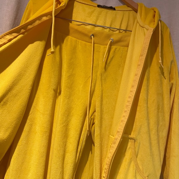 YELLOW VELVET Jogging suit.  Woman, Size Medium.  Soft and stretchy.  So comfy! - Picture 8 of 16